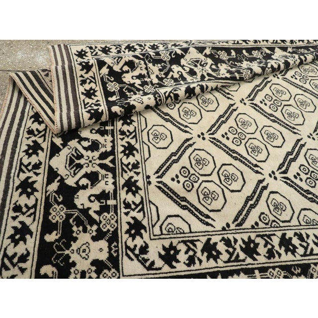 Ivory Galerie Shabab Collection Mid-20th Century Turkish Anatolian Accent Rug For Sale - Image 8 of 8