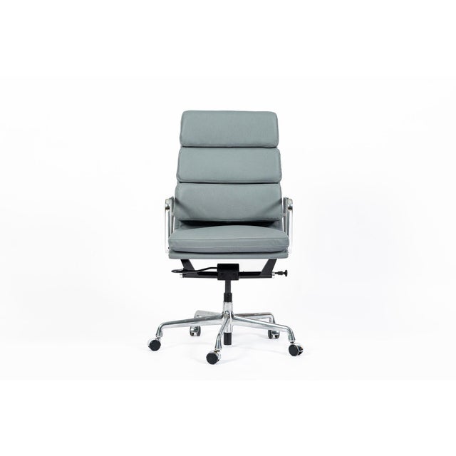 This authentic Eames for Herman Miller Soft Pad Executive Height desk chair from the Aluminum Group Collection was...