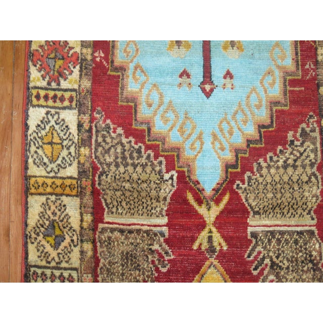 Mid 20th Century Red Field Anatolian Oushak Runner with Electric Blue and Gold Medallions For Sale In New York - Image 6 of 6
