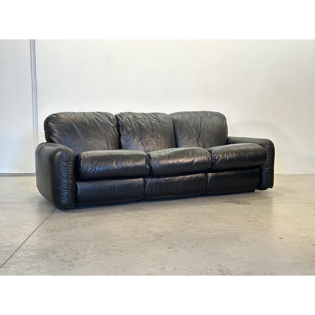 Piumotto sofa from the 1970s by Arrigo Arrigoni for Busnelli, black leather and branded plastic shell. This piece has an...