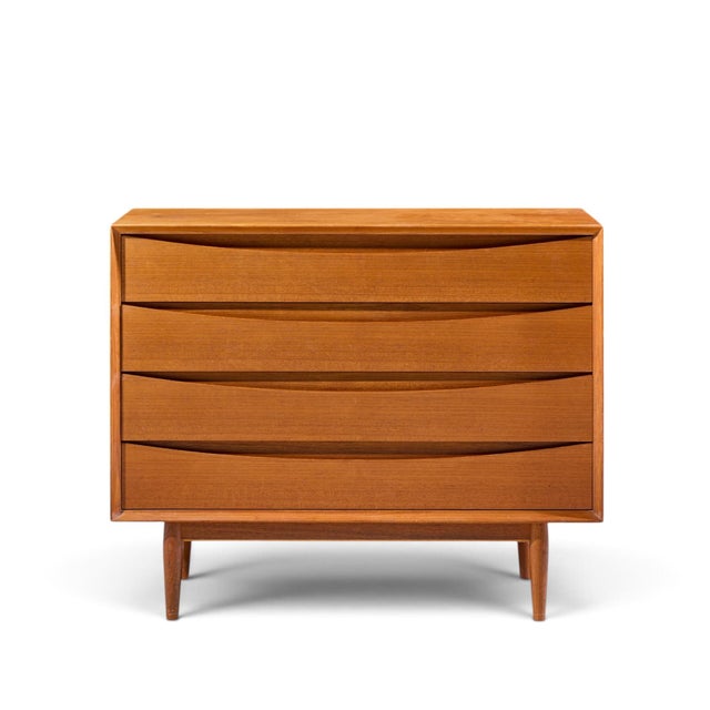 Arne Vodder for Sibast Mid Century Danish Teak 4 Drawer Dresser This chest of drawers measures: 39.25 wide x 19.5 deep x...