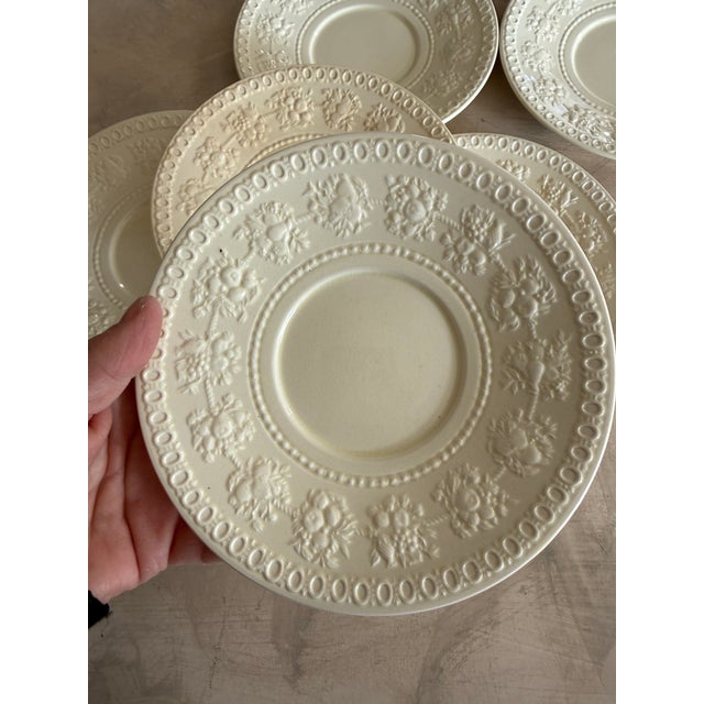 1950s 1950s Wedgwood Wellesley 7 Inch Plates Set of 6 – Cream Embossed Queensware – Made in England For Sale - Image 5 of 12