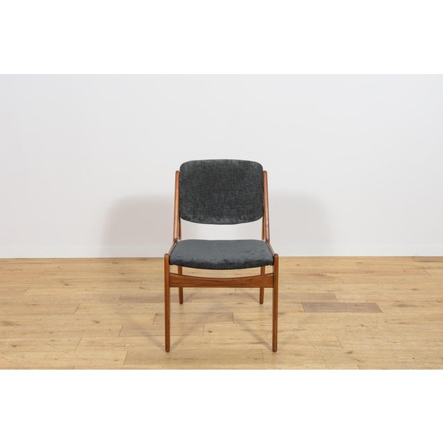 This Ella dining chair was designed by Arne Vodder for the Danish furniture maker Vamo Sønderborg during the 1960s. The...