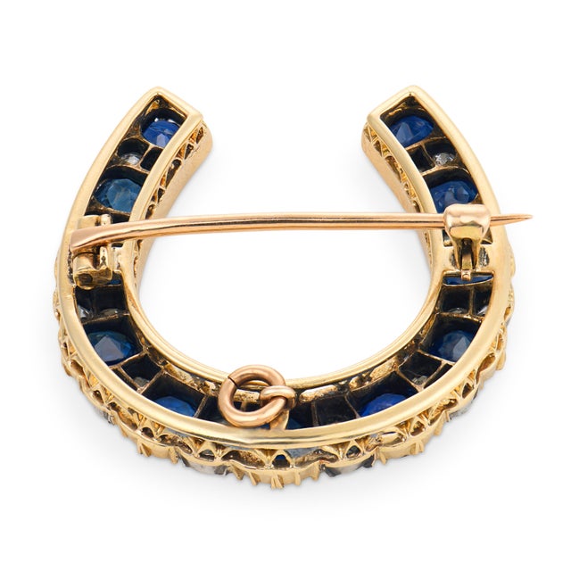 Late 19th Century Late 19th Century Victorian 9.20 Carat Sapphire Diamond 18k Yellow Gold Silver Horseshoe Brooch For Sale - Image 5 of 5
