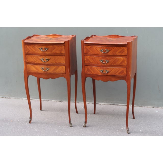 1960s Pair of French Louis XV Style Rosewood Side Tables Nightstands For Sale - Image 9 of 17