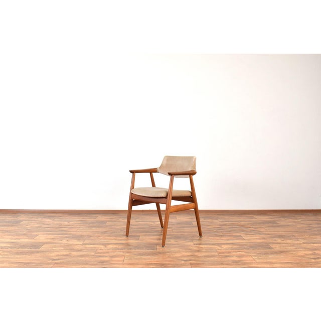 This armchair was designed in the 1960s by Svend Åge Eriksen and manufactured in Denmark by Glostrup. The armchair frame...