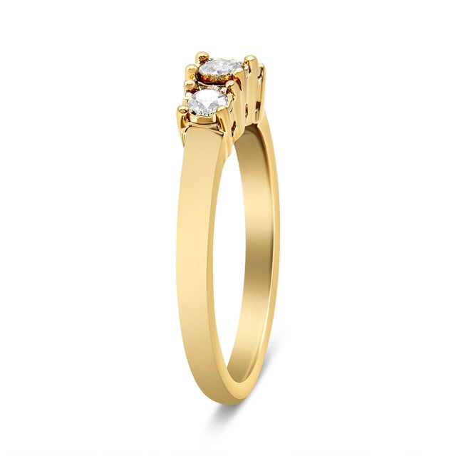 Early 21st Century 14K Yellow Gold Plated .925 Sterling Silver 1/4 Cttw Diamond 3 Stone Illusion Plate Ring (J-K Color, I1-I2 Clarity) - Size 7 For Sale - Image 5 of 7