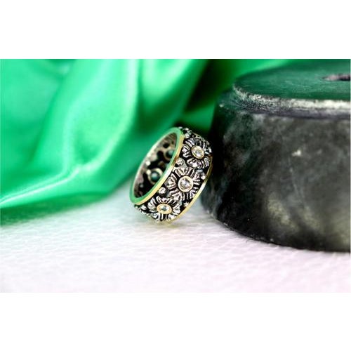 Gold and Silver Ring with Flower-Shaped Reliefs For Sale - Image 4 of 10