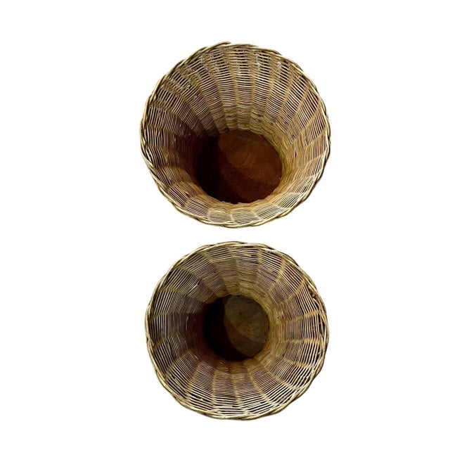 Early 20th Century Set of 2 French Provincial Hand Made Fluted Wicker Woven Nesting Baskets For Sale - Image 12 of 14