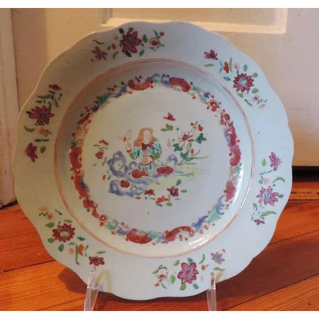 18th Century 18th Century Chinese Export Porcelain Famille Rose European Subject Flower Seller Plates - A Pair For Sale - Image 5 of 11