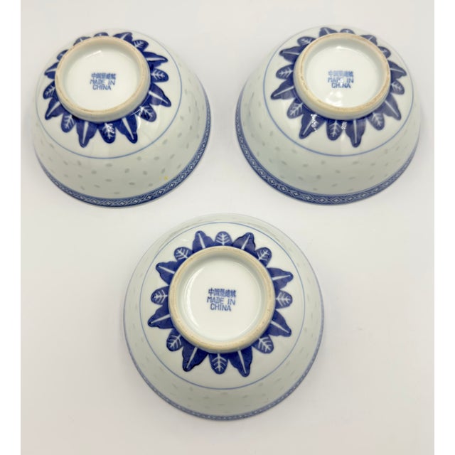 1970s 1970s Tienshan Chinese Rice Grain Coupe Soup Bowls Blue & White Chrysanthemum 3pc Set For Sale - Image 5 of 8