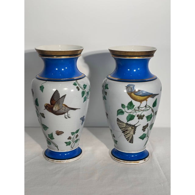 An important and charming pair of baluster-shaped vases in Paris porcelain, dating from the 19th century. These pieces are...