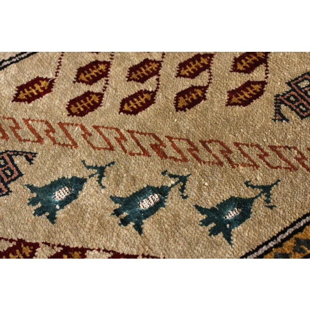 1910s Hand-Knotted Antique Hereke Rug in Beige and Pink Geometric Pattern For Sale - Image 5 of 7