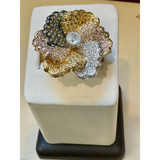2020s 3 Ct Natural Fancy Color Diamond Flower Ring in 18 Karat Multi Color Gold Size 6 For Sale - Image 5 of 8