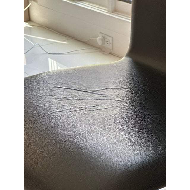 Arne Jacobsen Mid 20th Century Set of Two Fritz Hansen Oxford™ Chairs – Designed by Arne Jacobsen For Sale - Image 4 of 6