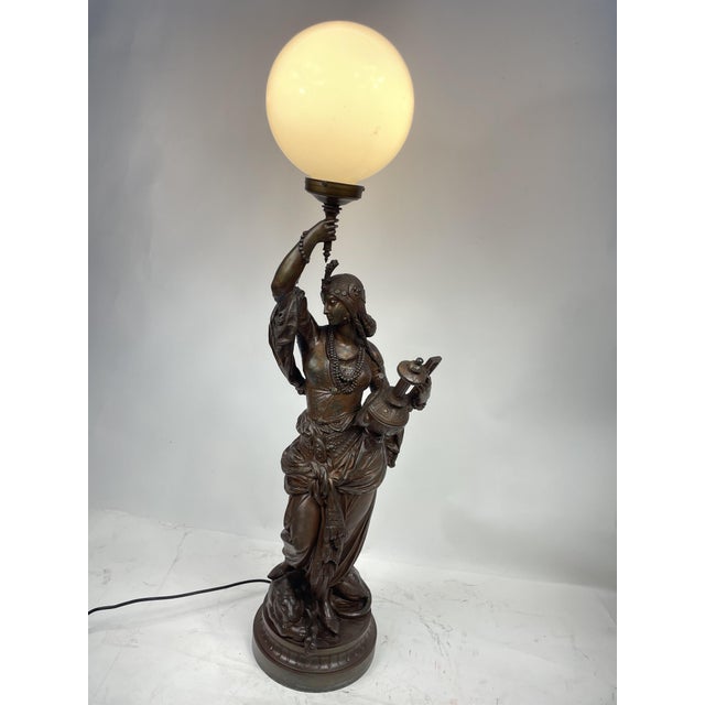 Beautiful Liberty table lamp from the 1920s, depicting a woman with an amphora. Excellent furnishing object, fully...