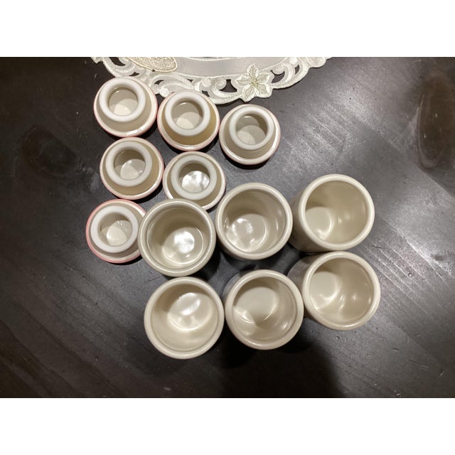 1990s Pfaltzgraff Tea Rose Wall Spice Rack With 12 Canisters with Shelf New Rare Complete Set For Sale - Image 18 of 18