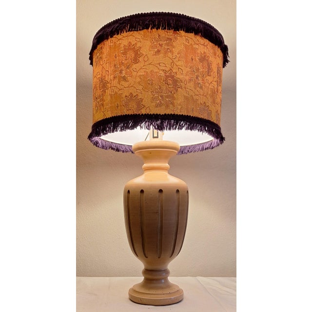 Vintage Italian Table Lamp with Turned and Fluted Pink-Painted Maple Column and Fabric Shade from Lamplove, 1970s For Sale - Image 3 of 11