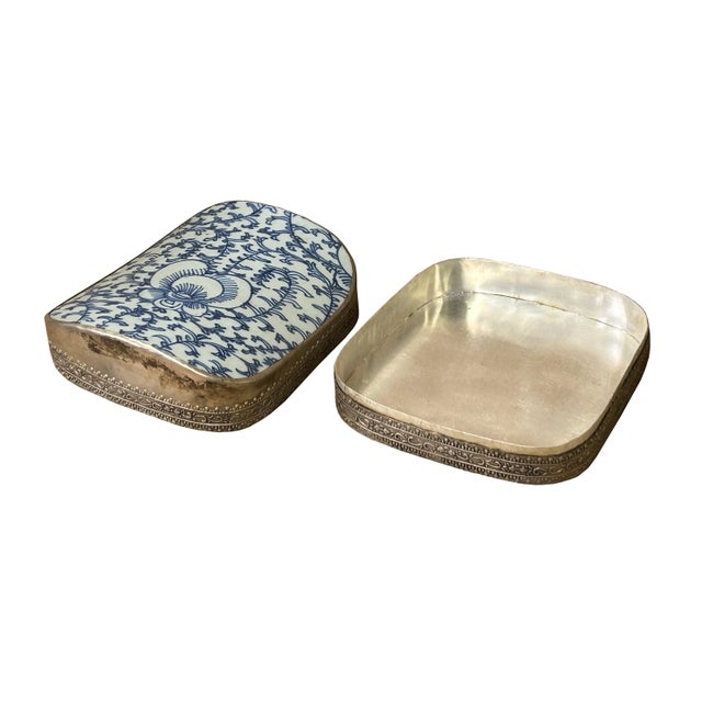 1980s Chinese Old White Base Blue Scroll Leaf Graphic Porcelain Art Pewter Box For Sale - Image 5 of 6