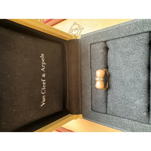 1990s Van Cleef & Arpels Coral Diamond 18k Yellow Gold Bow Design Ring For Sale - Image 5 of 18