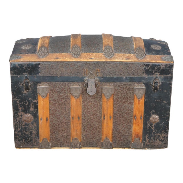 Antique American Victorian Floral Embossed Oak & Metal Dome Top Steamer Trunk For Sale