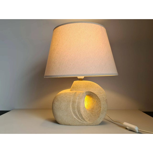 Stone Mid-Century French Sculpture Lamp in White Stone in the style of Albert Tormos, France, 1960s For Sale - Image 7 of 8