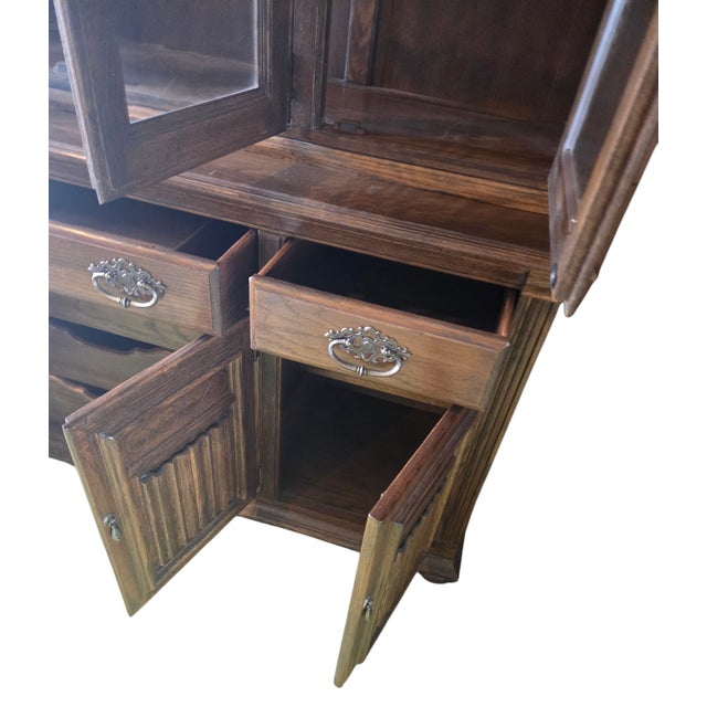 Brown 1970s Ethan Allen Jacobean Charter Oak Breakfront China Cabinet Hutch Display For Sale - Image 8 of 11