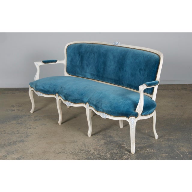 French Louis XV Style Painted Settee in Blue Velvet For Sale - Image 9 of 12