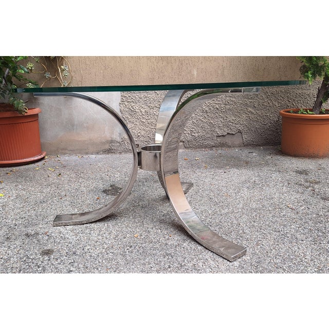 Round Dining Table in Chrome Tubing with Round Glass Top, 1970s, in Very Good conditions. Designed 1970 to 1979