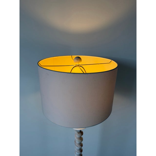 1970s Vintage Hollywood Regency White Twist-Carved Wood Floor Lamp For Sale In Miami - Image 6 of 12
