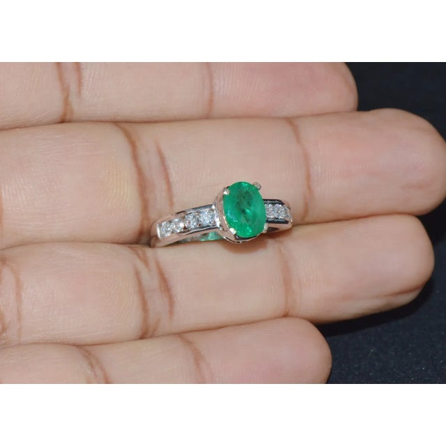 Gemstone Certified Natural 1.87Cts Emerald VS F Diamond 18K Gold Ring Band, size 6.5 For Sale - Image 7 of 10