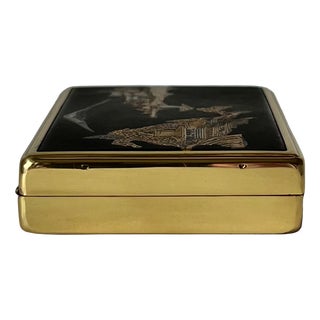 Vintage Musical Powder Compact with Automatic Movement from Clover For Sale