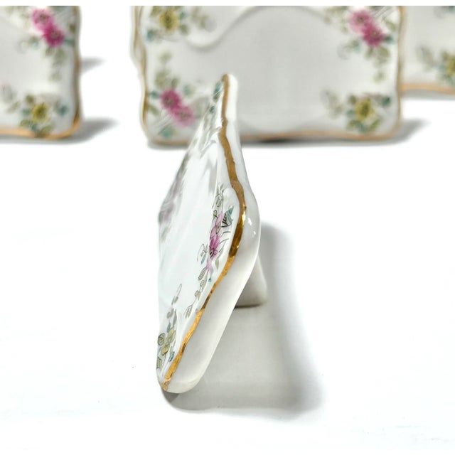 1960s Mann Porcelain Place Card Holders and Message Board – Tobacco Leaf Pattern – Set of 9 For Sale - Image 9 of 12