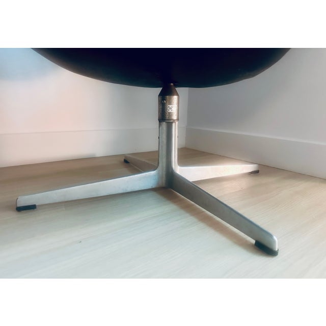 Arne Jacobsen for Fritz Hansen Swan Lounge Chair Danish Mid Century Modern Vintage Scandinavian For Sale In New York - Image 6 of 9