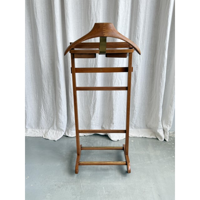 Stunning mid century valet stand in solid beech with brass details by Fratelli Reguitti, 1960s, Italy. No explanation...