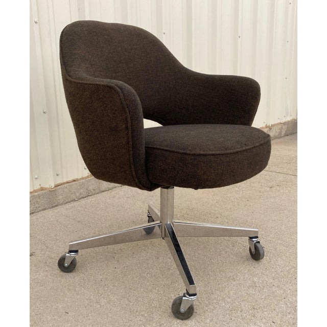 Stunning early 1970's Knoll, Saarinen executive chairs in brown tweed fabric on a chrome swivel base and in fantastic...