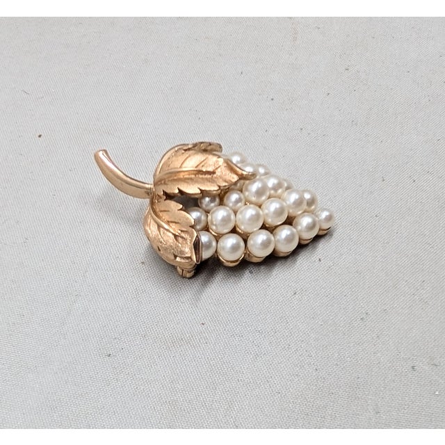 Mid-Century Modern Vintage 1960s Signed Crown Trifari Goldtone Faux-Pearl Grape Cluster Brooch For Sale - Image 3 of 9