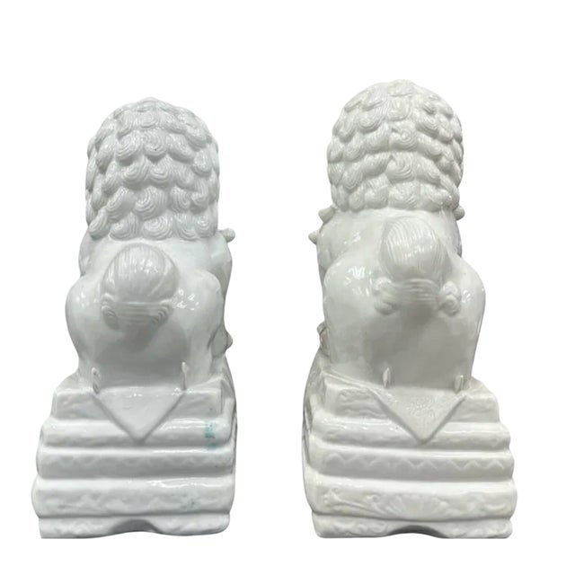 This Pair of White Ceramic Lions exudes elegance and timeless sophistication, making them perfect statement pieces for any...