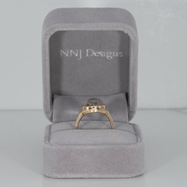 5.8Ct Rainbow Moonstone Cabochon Ring With Earth-Mined Diamonds: Solid 14k Gold, Size 6.75 For Sale - Image 4 of 9