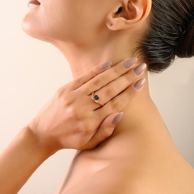 Modern 14k Gold Emerald-Cut Blue Sapphire Wave Band Ring Gift for Her Size 5.5 For Sale - Image 4 of 14