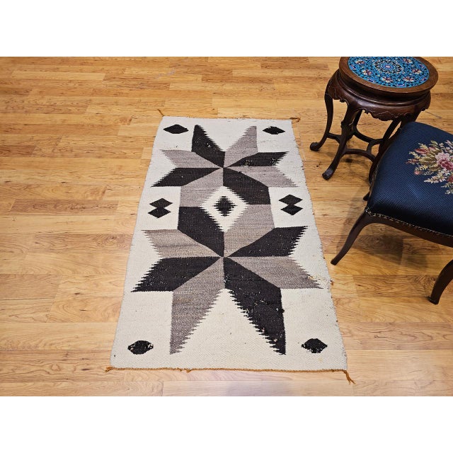 Vintage Native American Navajo Rug, Handwoven Wool, Medallion Pattern, 3x5 For Sale - Image 10 of 13