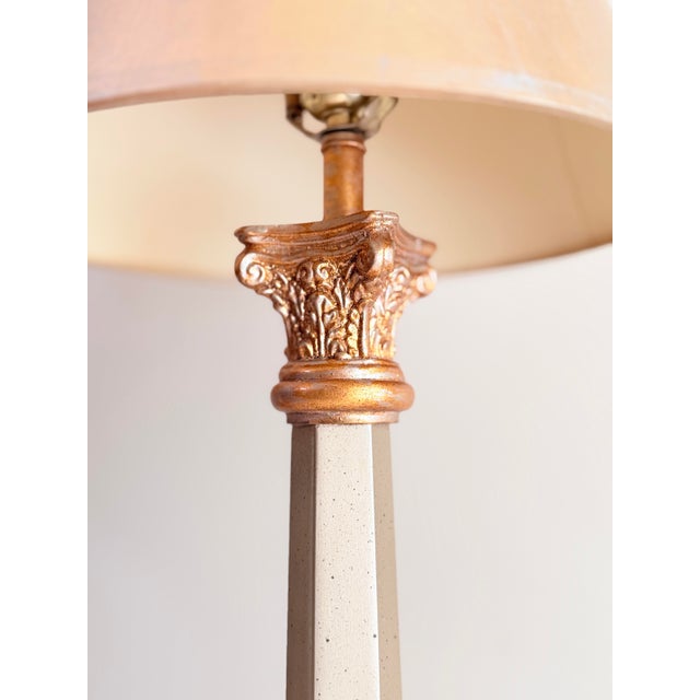 Oyster Gray Vintage Leeazanne Neoclassical Corinthian Column Table Lamps, Pair | Lam Lee Group Gilt Column Lamps With Shades For Sale - Image 8 of 12