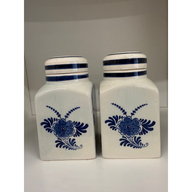Vintage Hand-Painted Delft Blue Porcelain Jar Pair – Dutch Delft Blauw Lidded Canister For Sale - Image 4 of 5