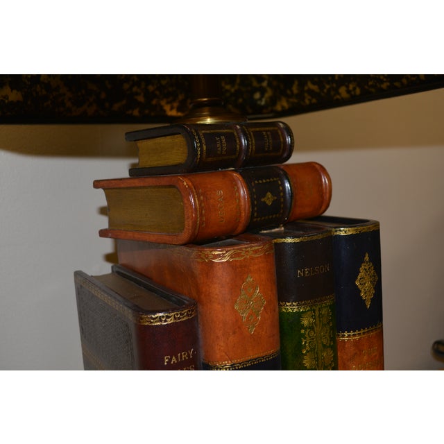 English 1980s Maitland - Smith Stack of Books Table Lamp With Tan Leather Embossed Shade For Sale - Image 3 of 12