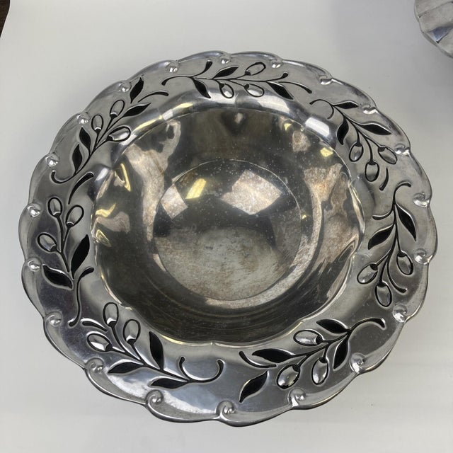 Late 20th Century Lenox Olive Leaf Branch Floral Serving Bowl Set Metal Silver en Provence - Set of 2 For Sale In Buffalo - Image 6 of 9