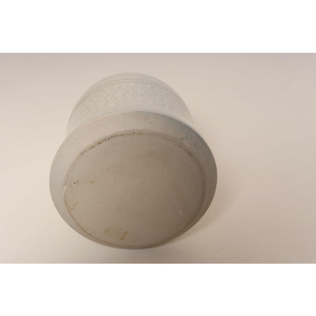 1970s Vintage White Glazed Studio Ceramic Vase With Sgraffito Detail by Deanna Nichols For Sale - Image 5 of 13