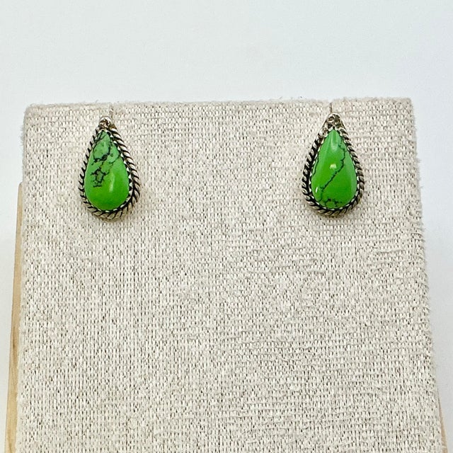 1950s Vintage Southwestern Navajo Americana Carico Lake Sterling & Green Turquoise Stud Earrings - A Pair For Sale - Image 9 of 12