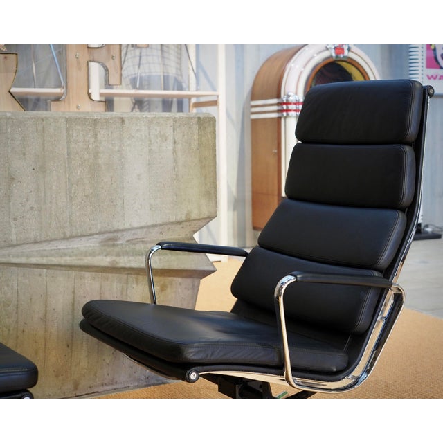 Set of Soft Pad Lounge Chair and Ottoman in Black by Charles & Ray Eames for Vitra, 2000s For Sale - Image 6 of 11