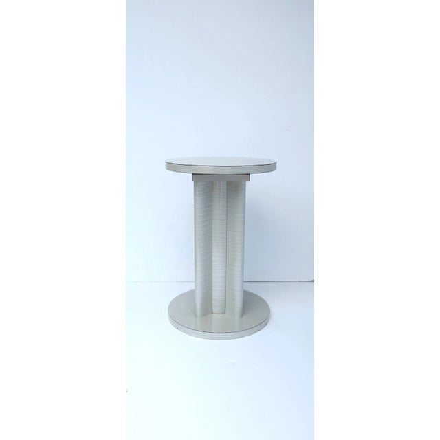 A chic round side drink Gueridon table of the Art Deco Revival '70 Modern period, in silver light-grey laminate, circa...