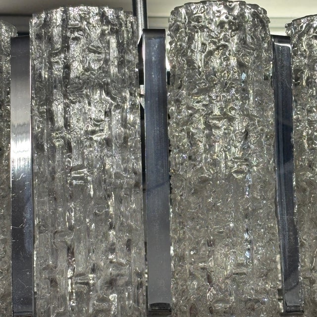 Venini Doria chandelier with metal stem, 17 glasses and nine light points. Measurements: height 83 cm, diameter 53 cm....